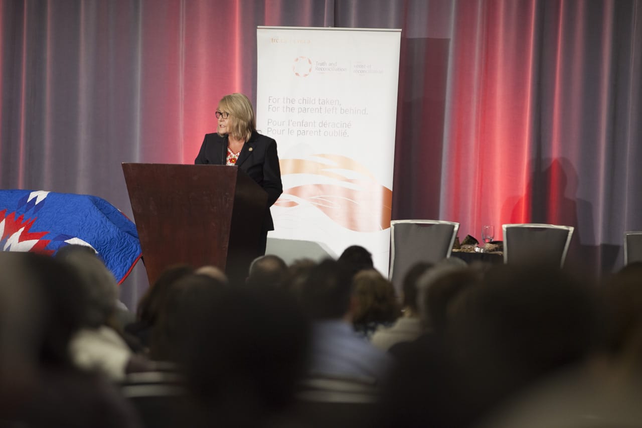 Personne prenant la parole lors de la cérémonie de clôture de la CVR du Canada.