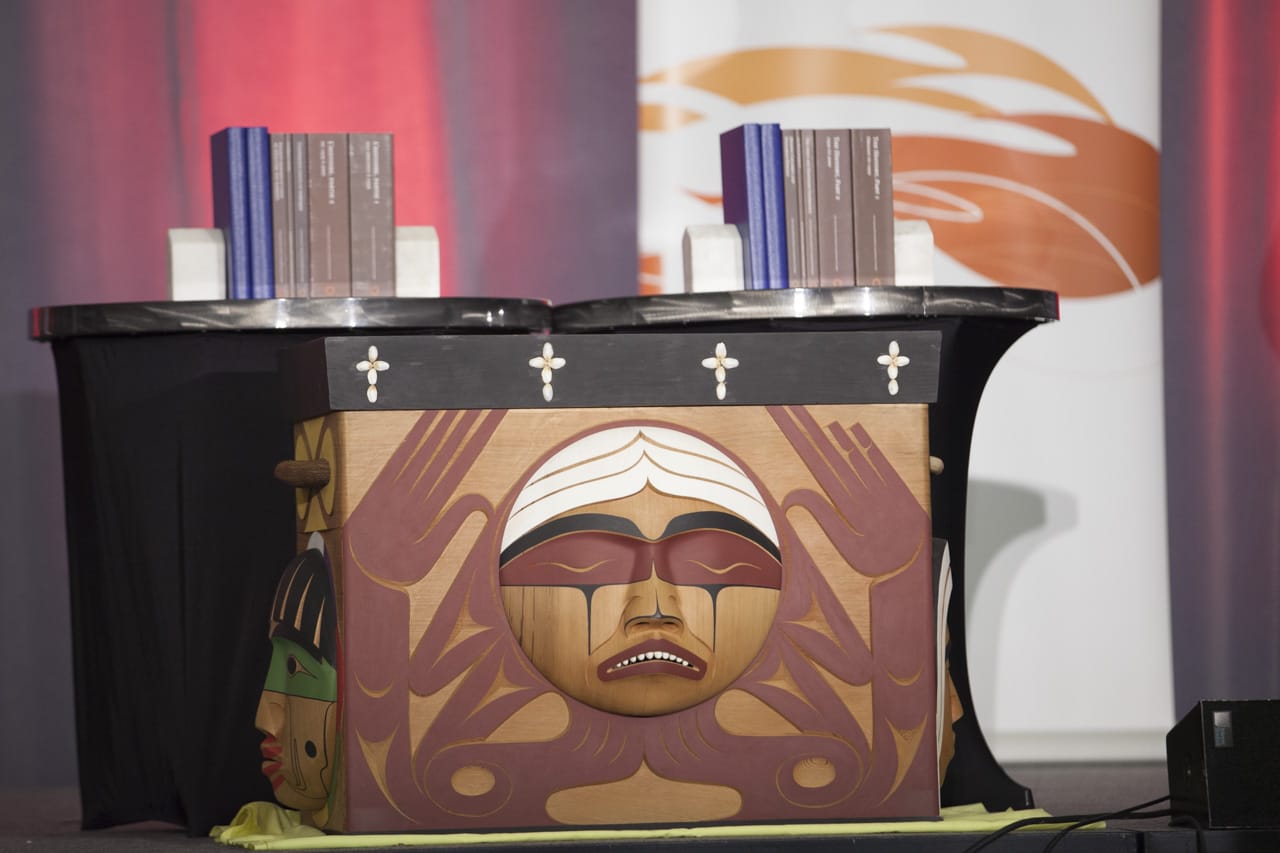 Bentwood Box sur la scène de la cérémonie de clôture de la CVR du Canada.