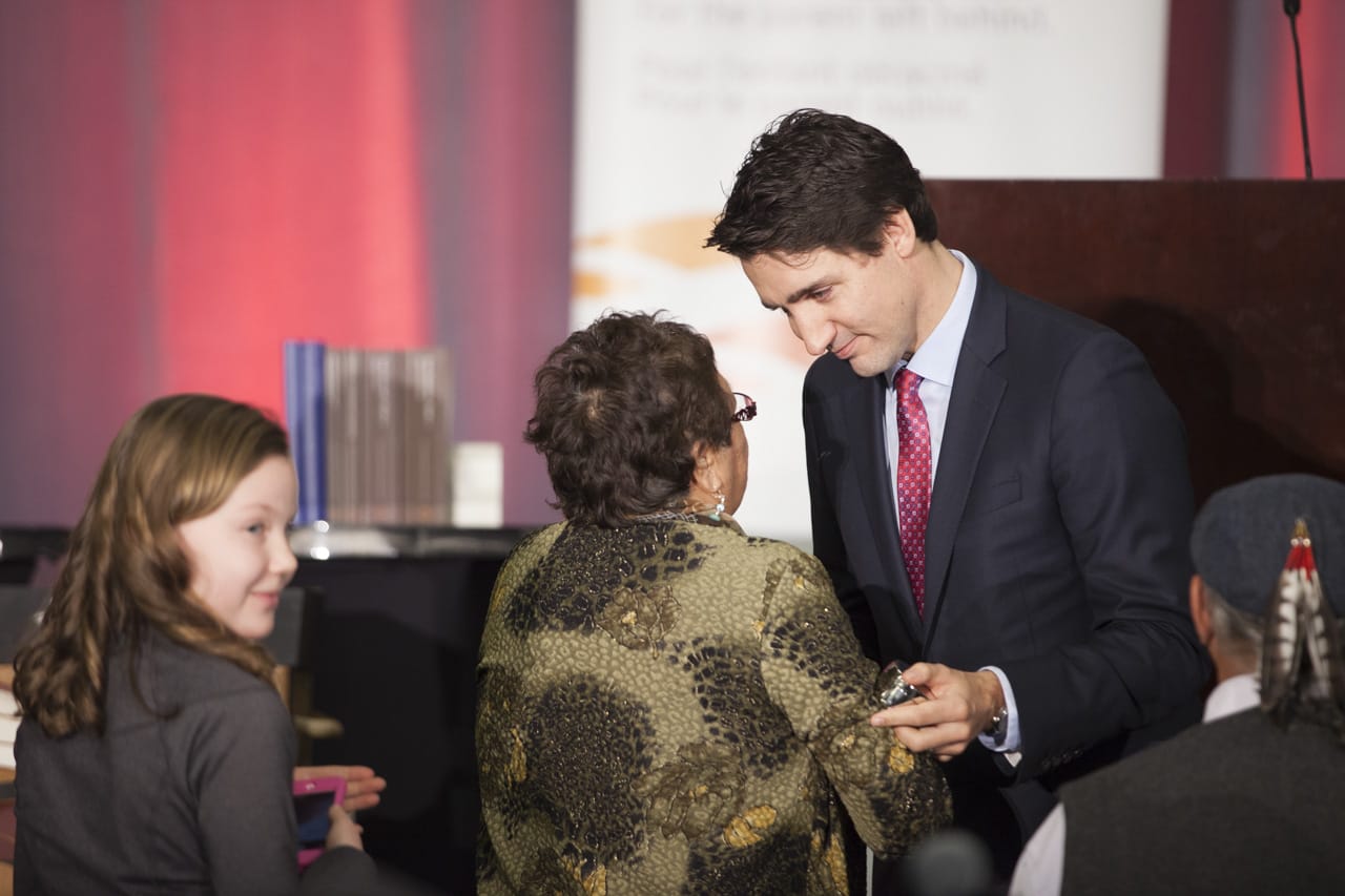 Le Premier ministre serre la main lors de la cérémonie de clôture de la CVR.