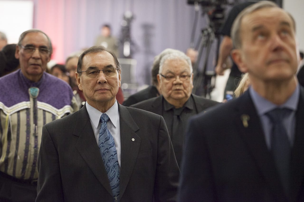 Des personnes se tiennent à la cérémonie de clôture de la CVR.