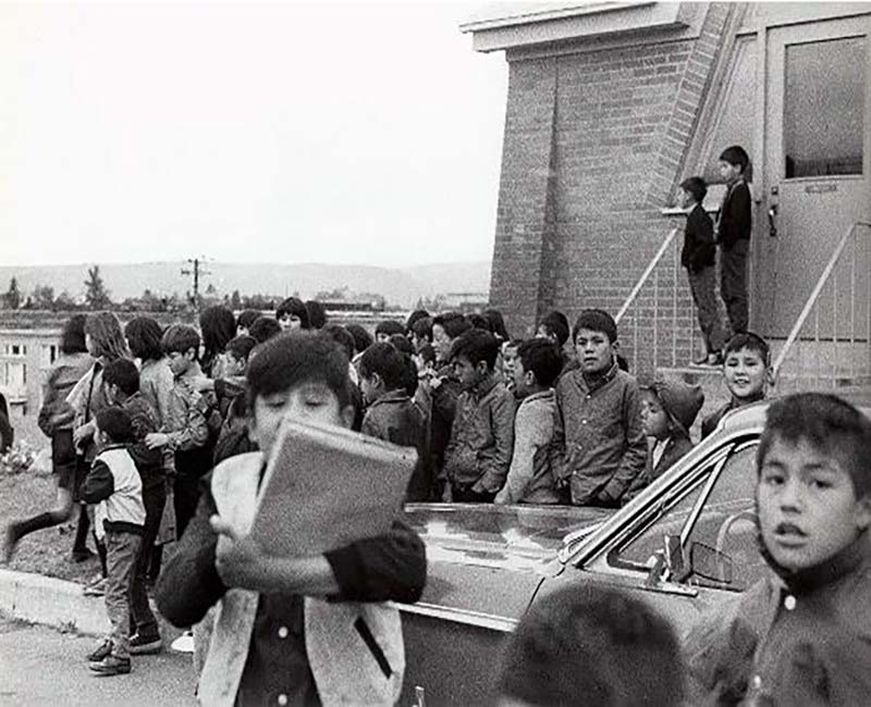 group of students outside building at La Tuque school