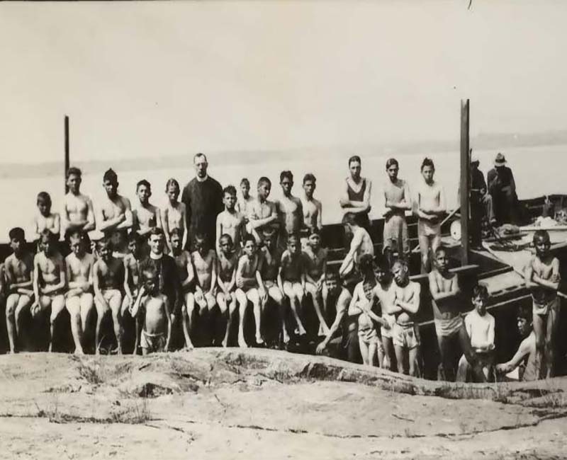 Group os students on boat from Spanish Boys school