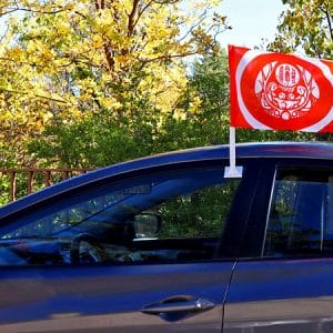 Image du produit d’une version du drapeau des survivants attachée à une voiture bleue
