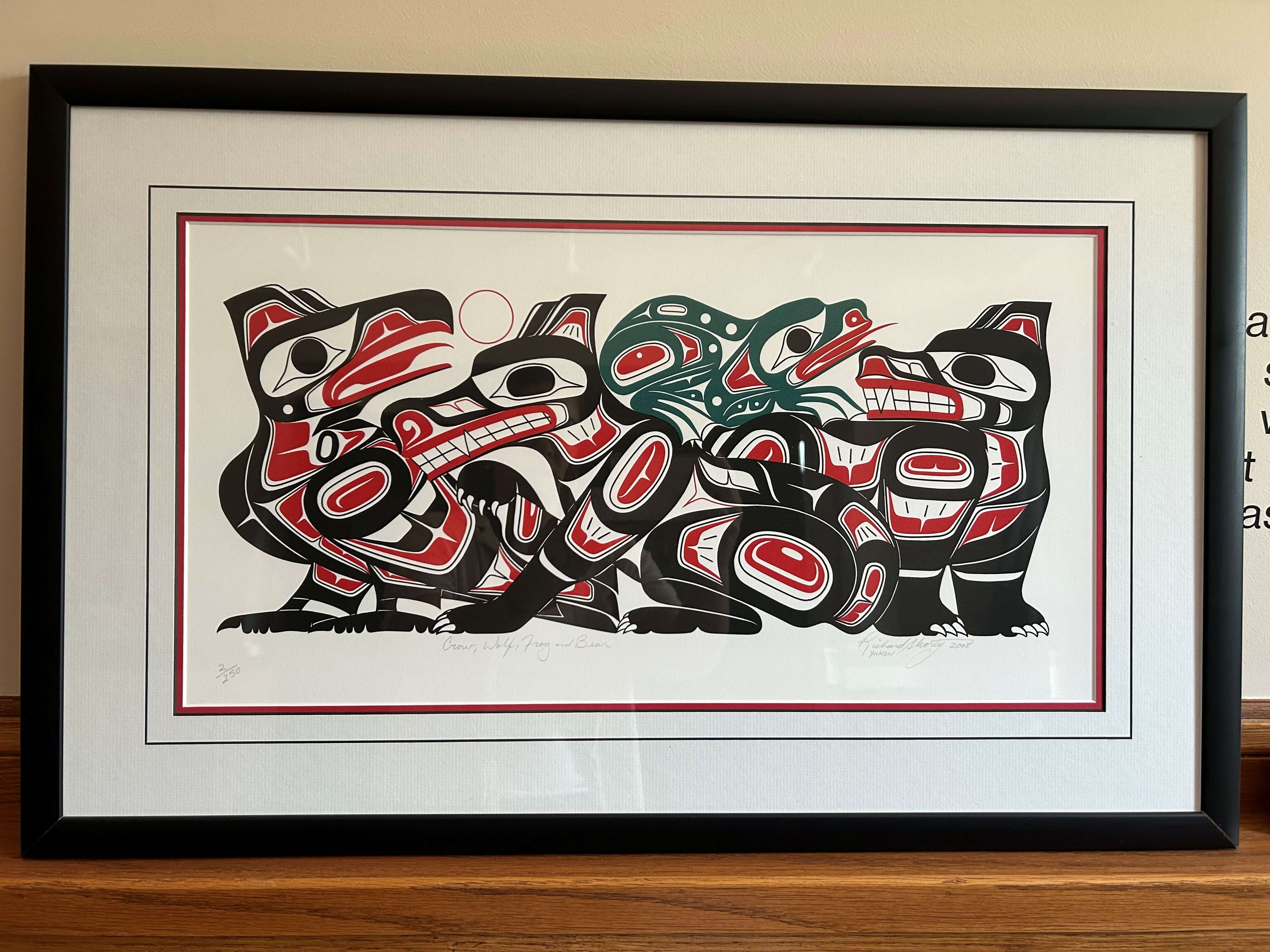 Une peinture intitulée "Totem" par Richard Shorty, mettant en vedette quatre animaux de clan stylisés : Corbeau (lumière), Loup (fournisseur), Ours (force) et Grenouille (connexion terre/eau).