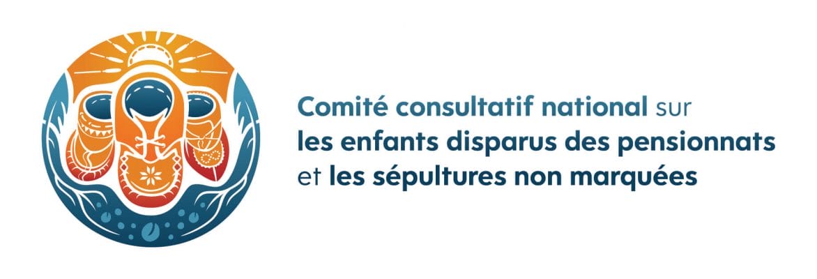 Logo du Comité consultatif national sur les enfants disparus des pensionnats et les sépultures non marquées. Le logo représente trois mocassins, symbolisant les enfants des Premières Nations, des Inuits et des Métis, au centre d'un cercle.